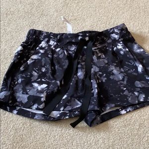 Lululemon shorts with pockets EUC